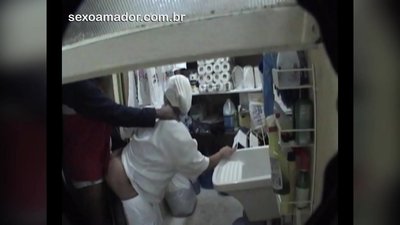 I-Motoboy yenza ucansi nentokazi ehlanzayo endaweni yokudlela phakathi kokulethwa